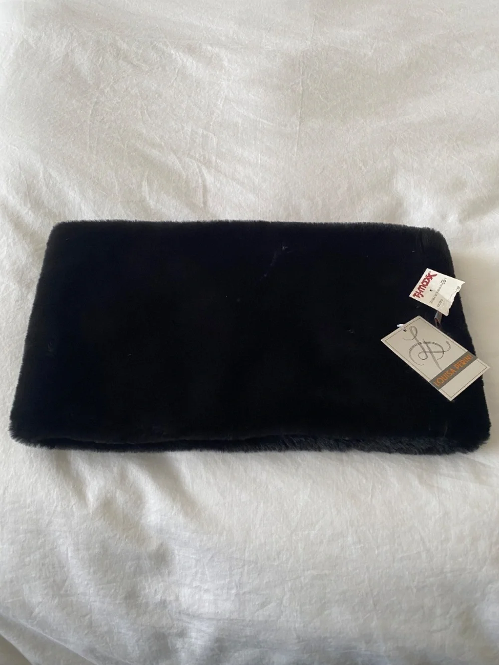 Women's black faux fur muffler